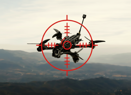 Firefly_Gemini Flash_dron z tego zdjęcia w dobrej rozdzielczości z czerwonym celownikiem, sam dron z tłem  148539.png